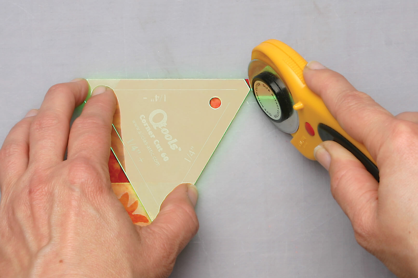 HOW TO USE YOUR ROTARY CUTTER - 10 TIPS FOR BETTER RESULTS 